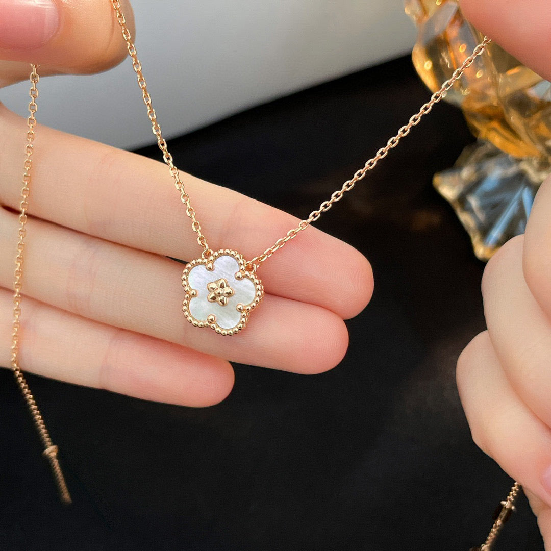 [Vera Jewelry]LUCKY  WHITE MOP  PLUM BLOSSOM NECKLACE