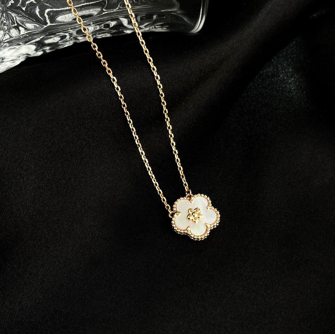 [Vera Jewelry]LUCKY  WHITE MOP  PLUM BLOSSOM NECKLACE