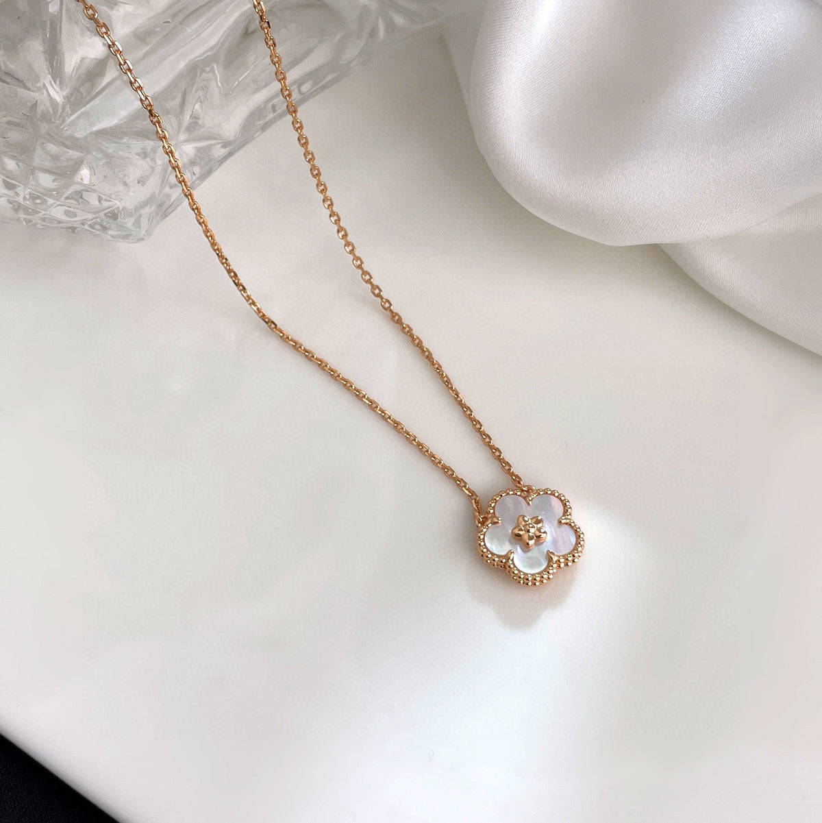 [Vera Jewelry]LUCKY  WHITE MOP  PLUM BLOSSOM NECKLACE