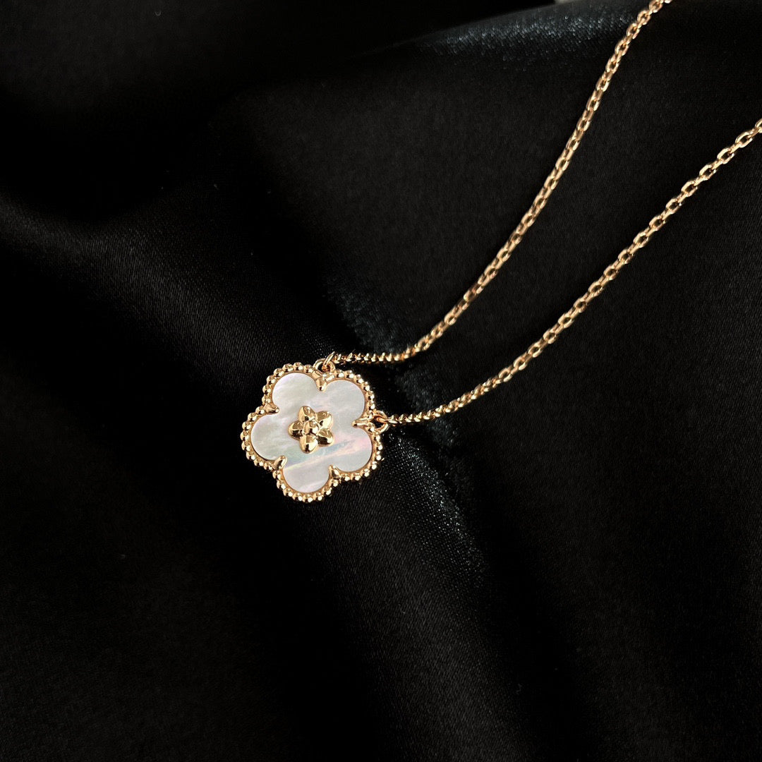 [Vera Jewelry]LUCKY  WHITE MOP  PLUM BLOSSOM NECKLACE