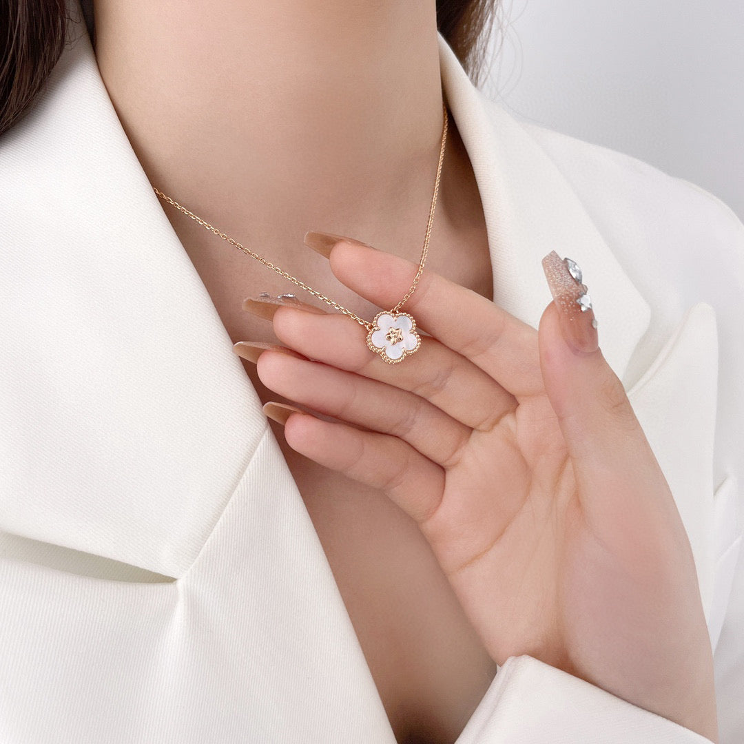 [Vera Jewelry]LUCKY  WHITE MOP  PLUM BLOSSOM NECKLACE
