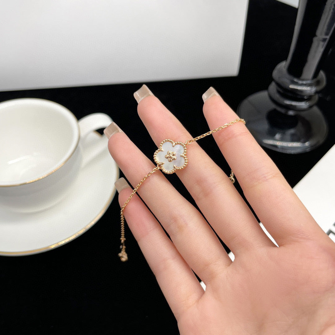 [Vera Jewelry]LUCKY  WHITE MOP  PLUM BLOSSOM NECKLACE