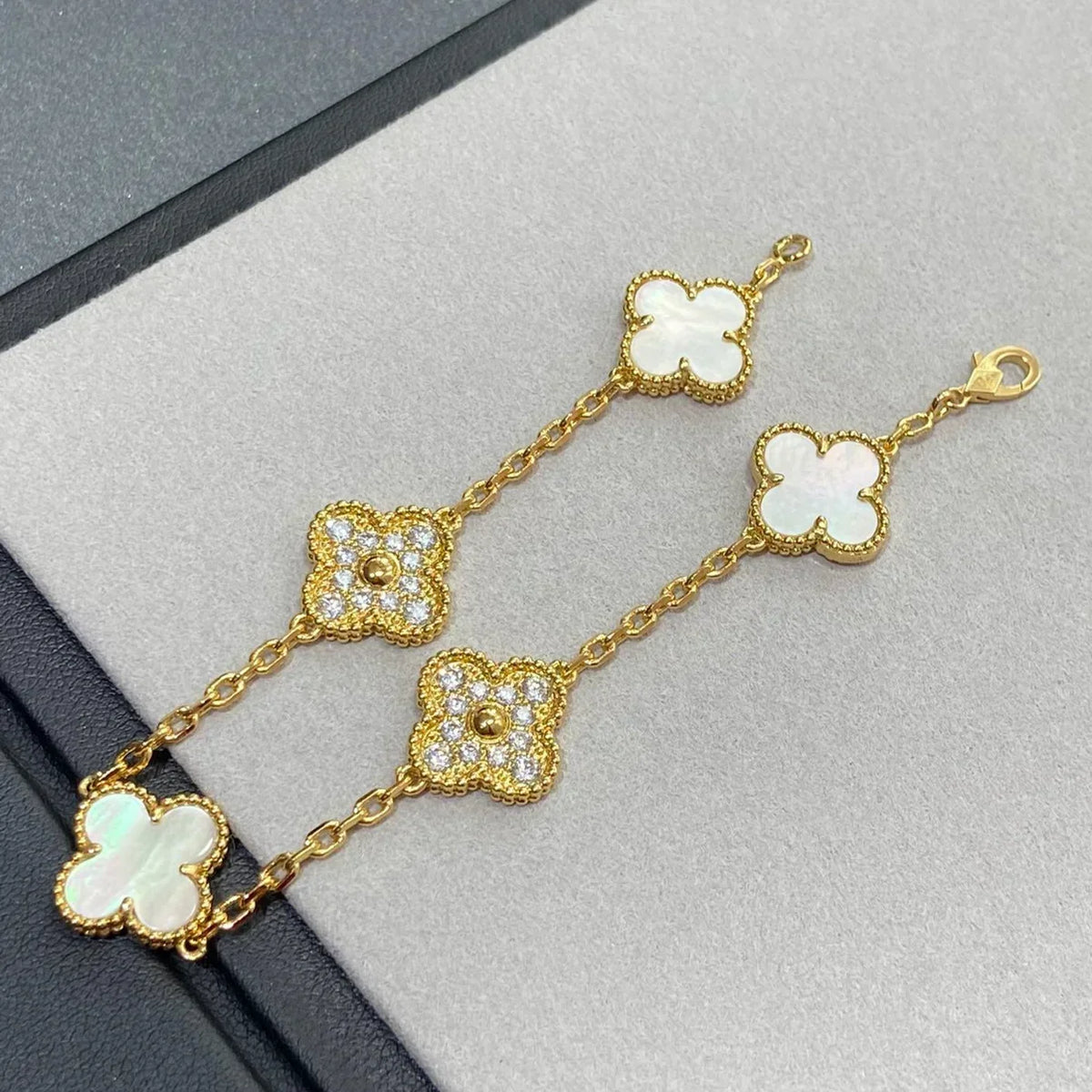 [Vera  Jewelry]LUCKY CLOVER 5-MOTIF BRACELET - WHITE MOTHER-OF-PEARL COLLECTION