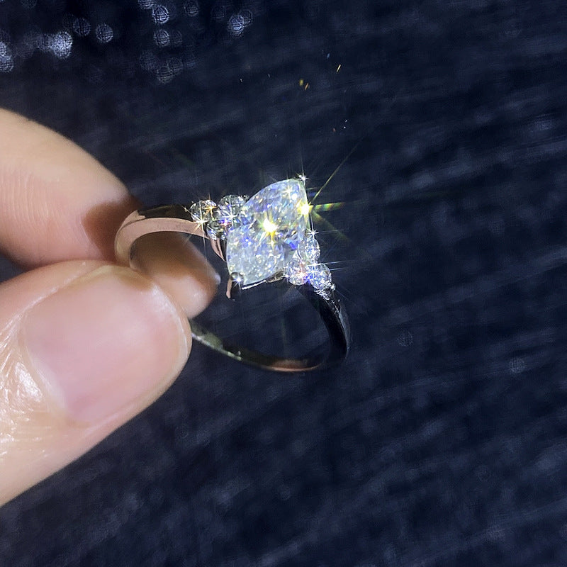 [Vera  Jewelry]ELEGANT MARQUISE CUT MOISSANITE RING WITH SIDE ACCENTS