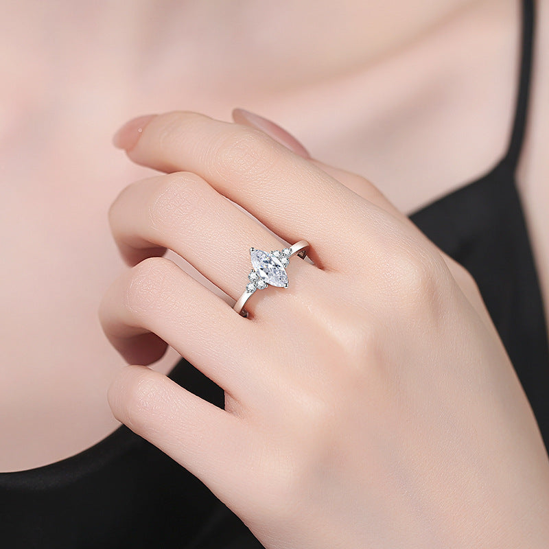 [Vera  Jewelry]ELEGANT MARQUISE CUT MOISSANITE RING WITH SIDE ACCENTS