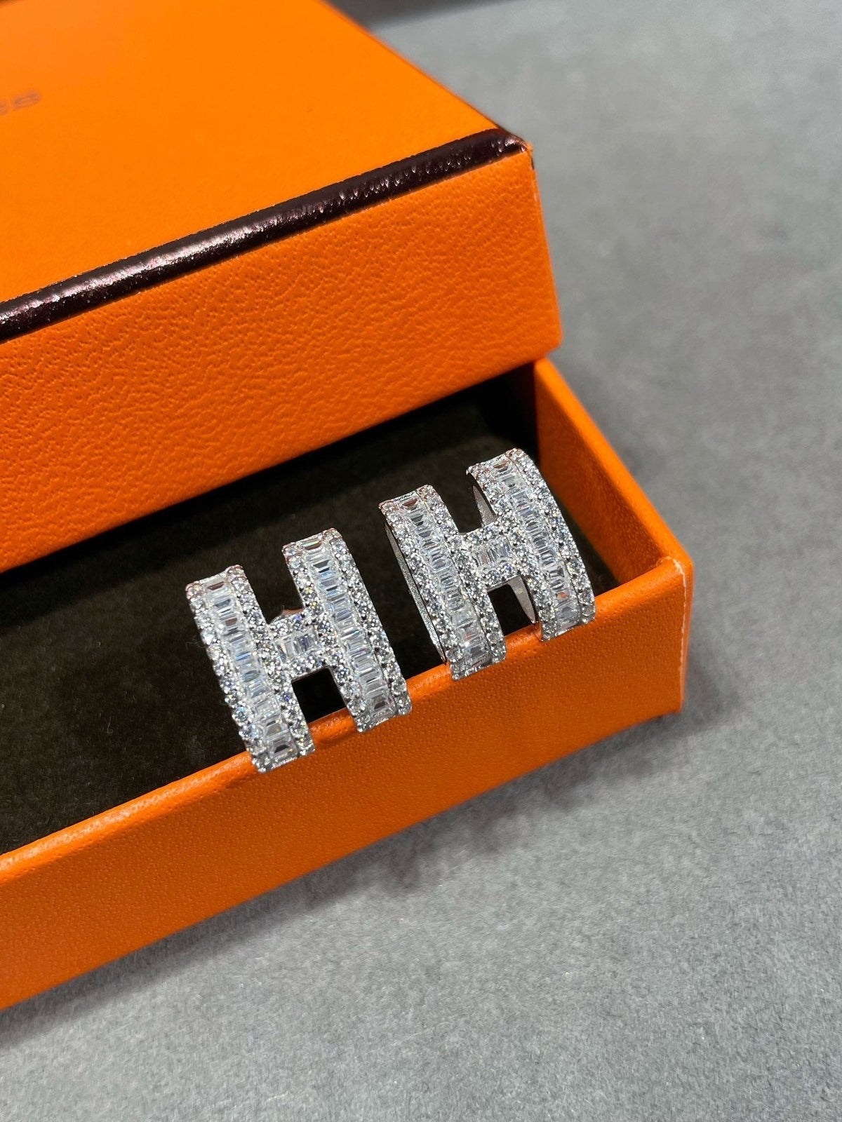 [Vera Jewelry]H STUD EARRINGS WITH SILVER DIAMONDS