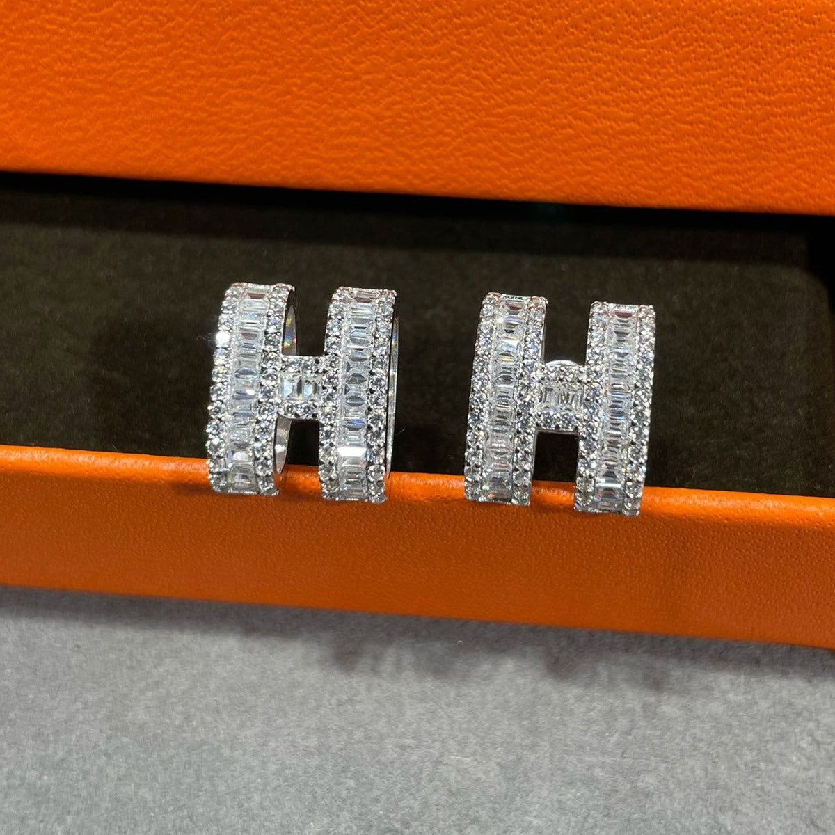 [Vera Jewelry]H STUD EARRINGS WITH SILVER DIAMONDS