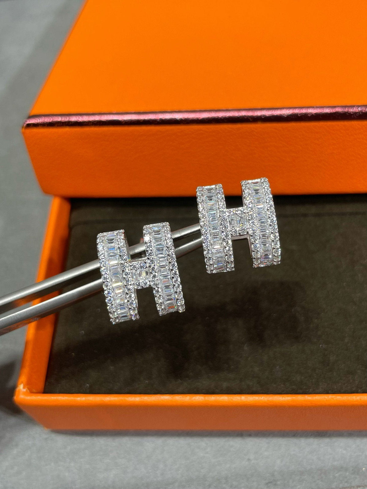 [Vera Jewelry]H STUD EARRINGS WITH SILVER DIAMONDS