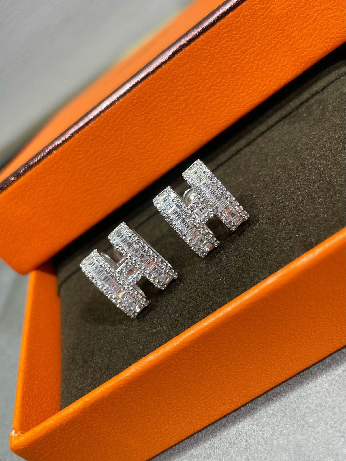 [Vera Jewelry]H STUD EARRINGS WITH SILVER DIAMONDS