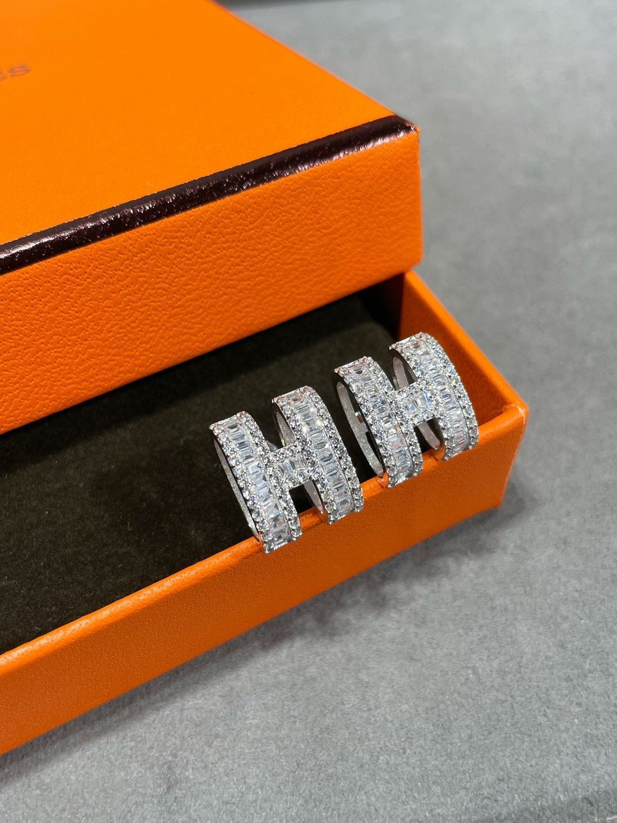 [Vera Jewelry]H STUD EARRINGS WITH SILVER DIAMONDS