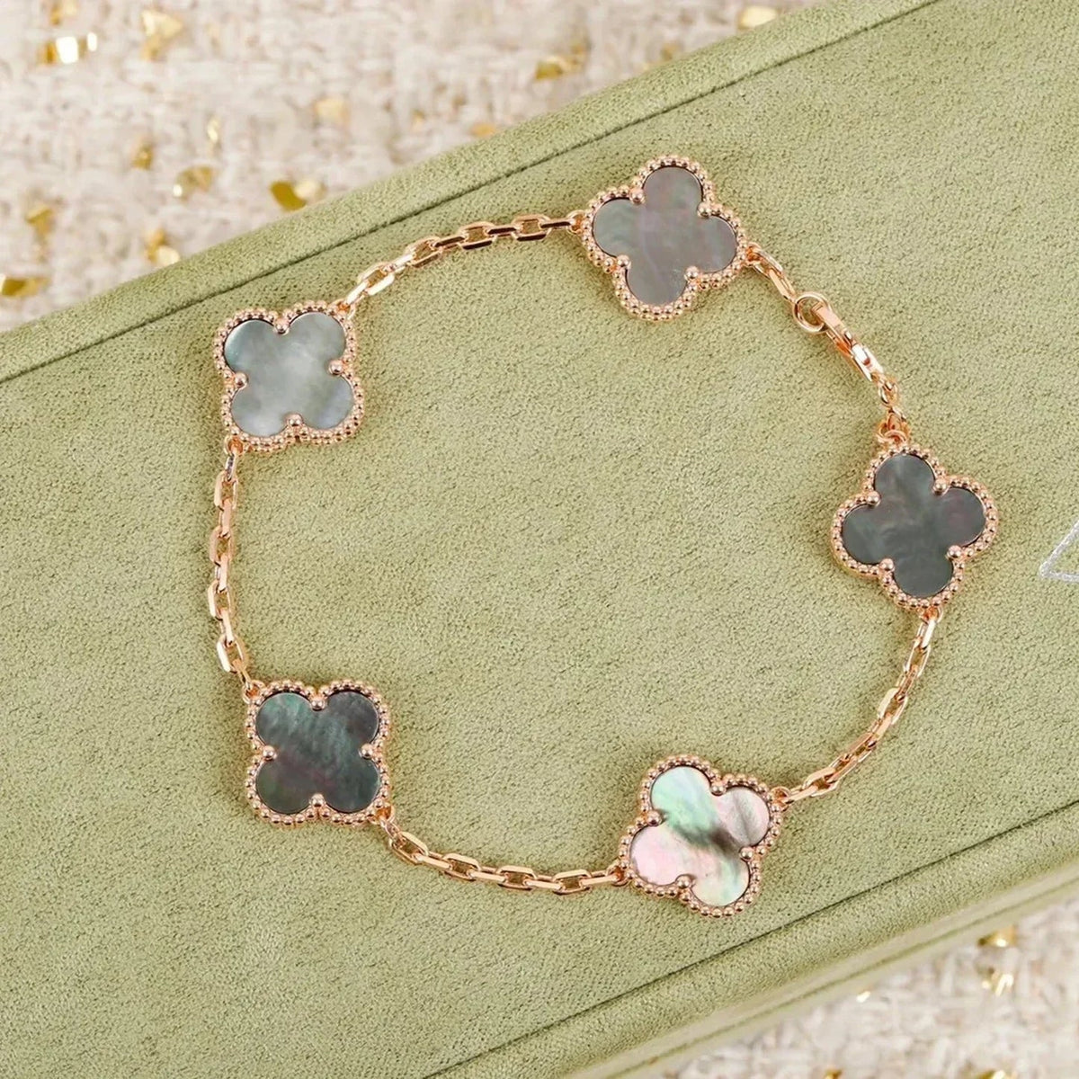 [Vera  Jewelry]LUCKY CLOVER 5-MOTIF BRACELET - GREY MOTHER-OF-PEARL COLLECTION