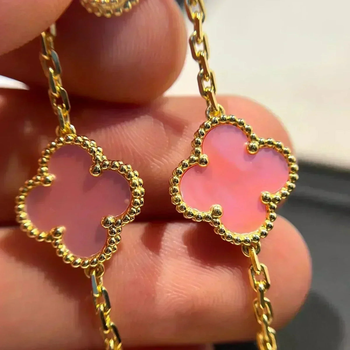 [Vera  Jewelry]LUCKY CLOVER 5-MOTIF BRACELET - PINK MOTHER-OF-PEARL COLLECTION