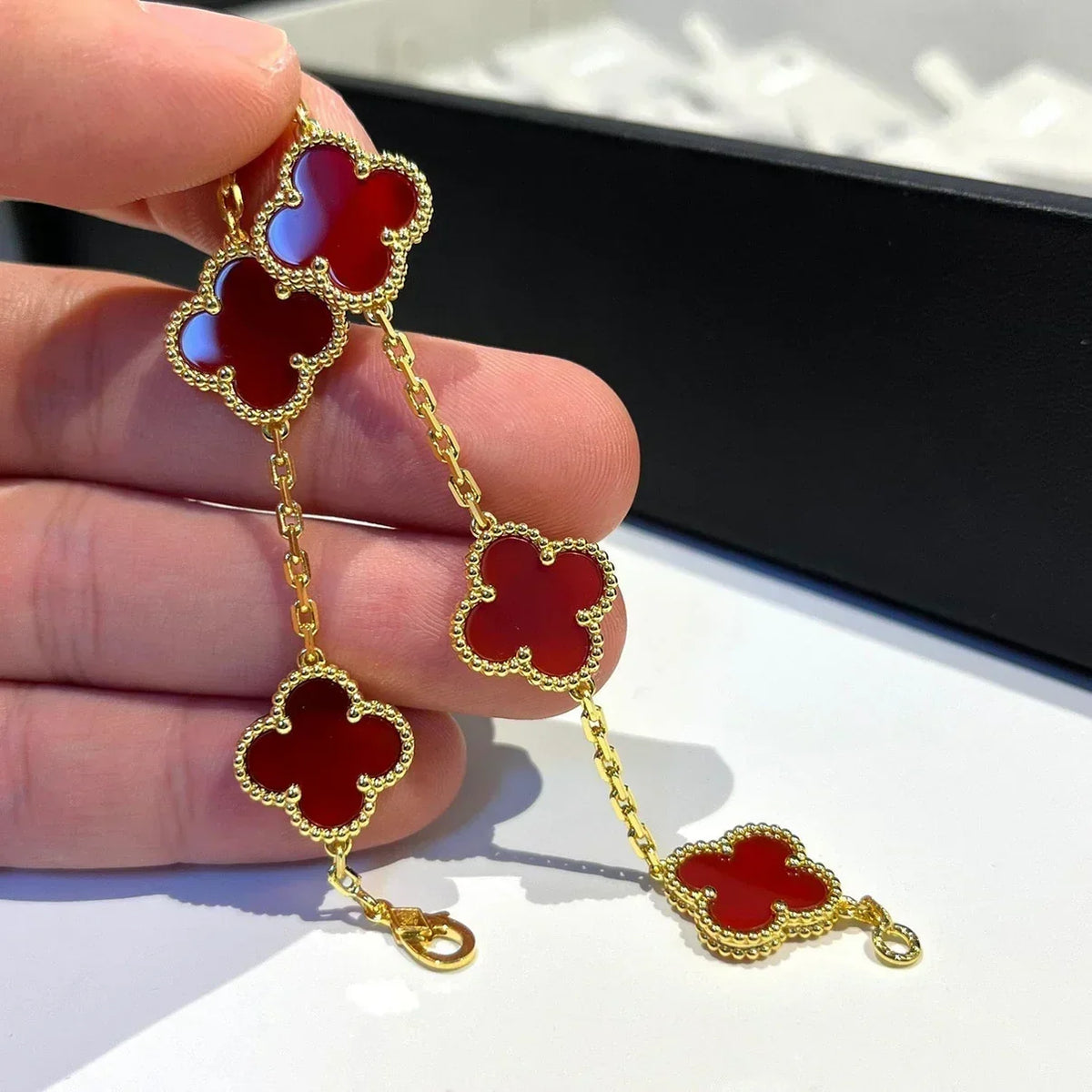 [Vera  Jewelry]LUCKY CLOVER 5-MOTIF BRACELET - RED CARNELIAN COLLECTION