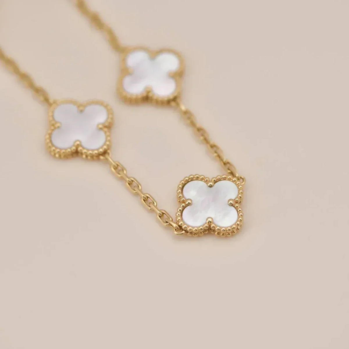 [Vera  Jewelry]LUCKY CLOVER 5-MOTIF BRACELET - WHITE MOTHER-OF-PEARL COLLECTION