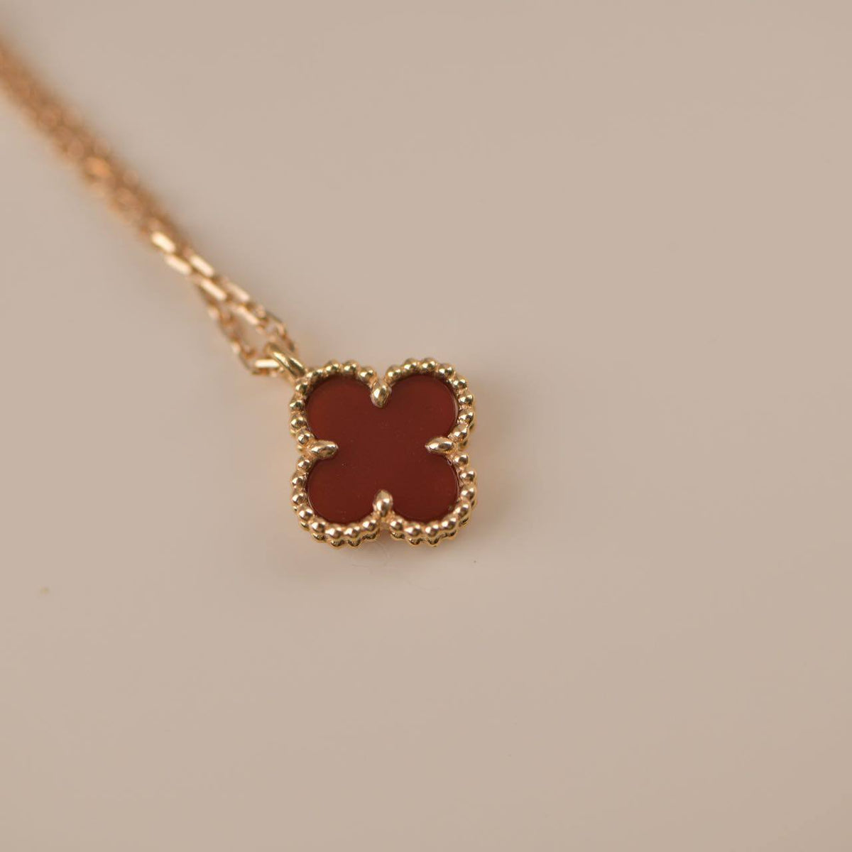 [Vera  Jewelry]CLOVER MINI 9.5MM WHITE CARNELIANS NECKLACE