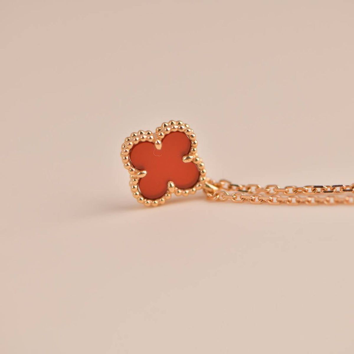 [Vera  Jewelry]CLOVER MINI 9.5MM WHITE CARNELIANS NECKLACE