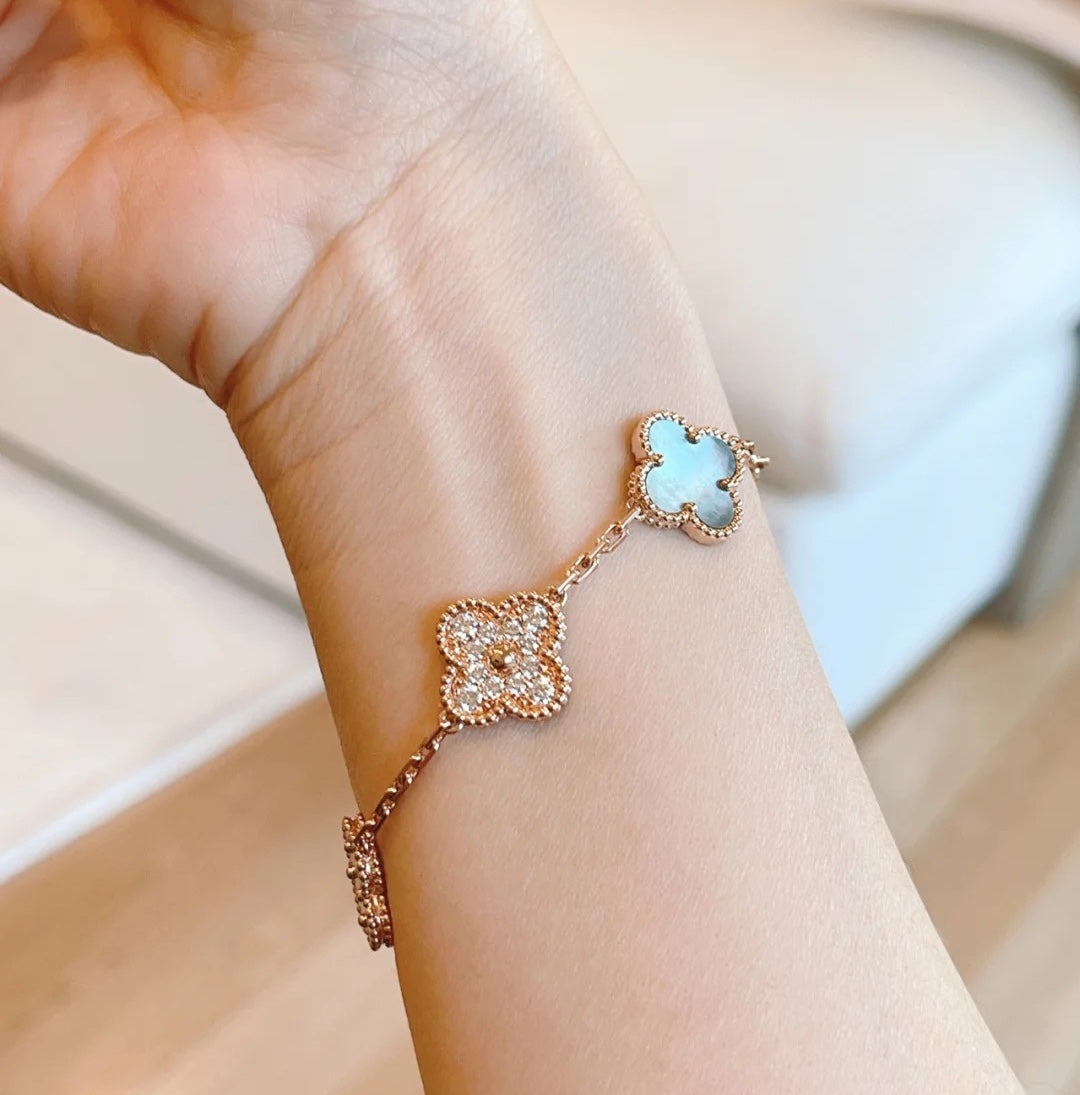 [Vera  Jewelry]LUCKY CLOVER 5-MOTIF BRACELET - GREY MOTHER-OF-PEARL COLLECTION