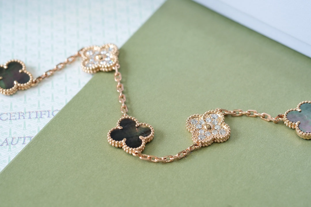 [Vera  Jewelry]LUCKY CLOVER 5-MOTIF BRACELET - GREY MOTHER-OF-PEARL COLLECTION