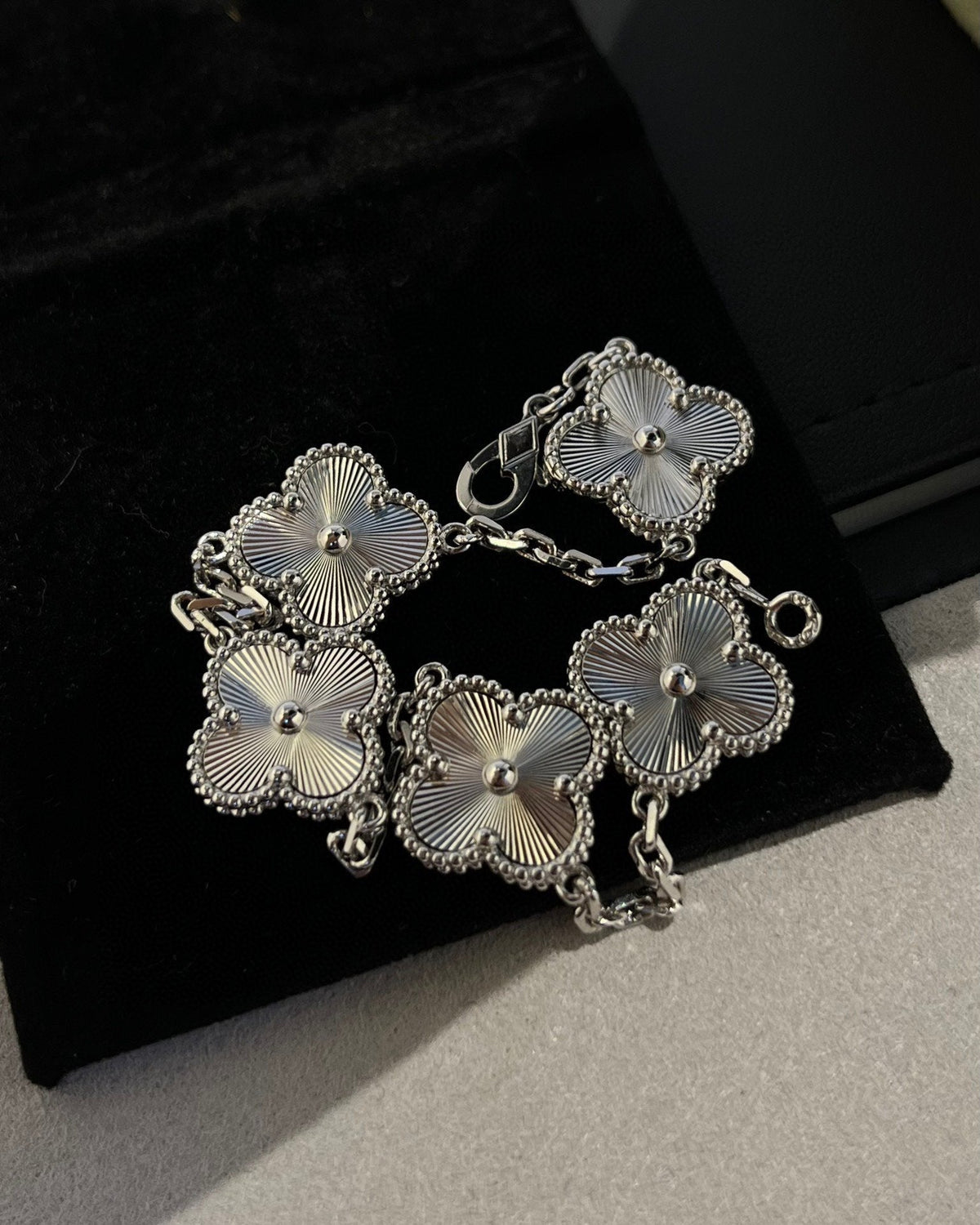 [Vera  Jewelry]LUCKY CLOVER 5-MOTIF BRACELET - LASER COLLECTION