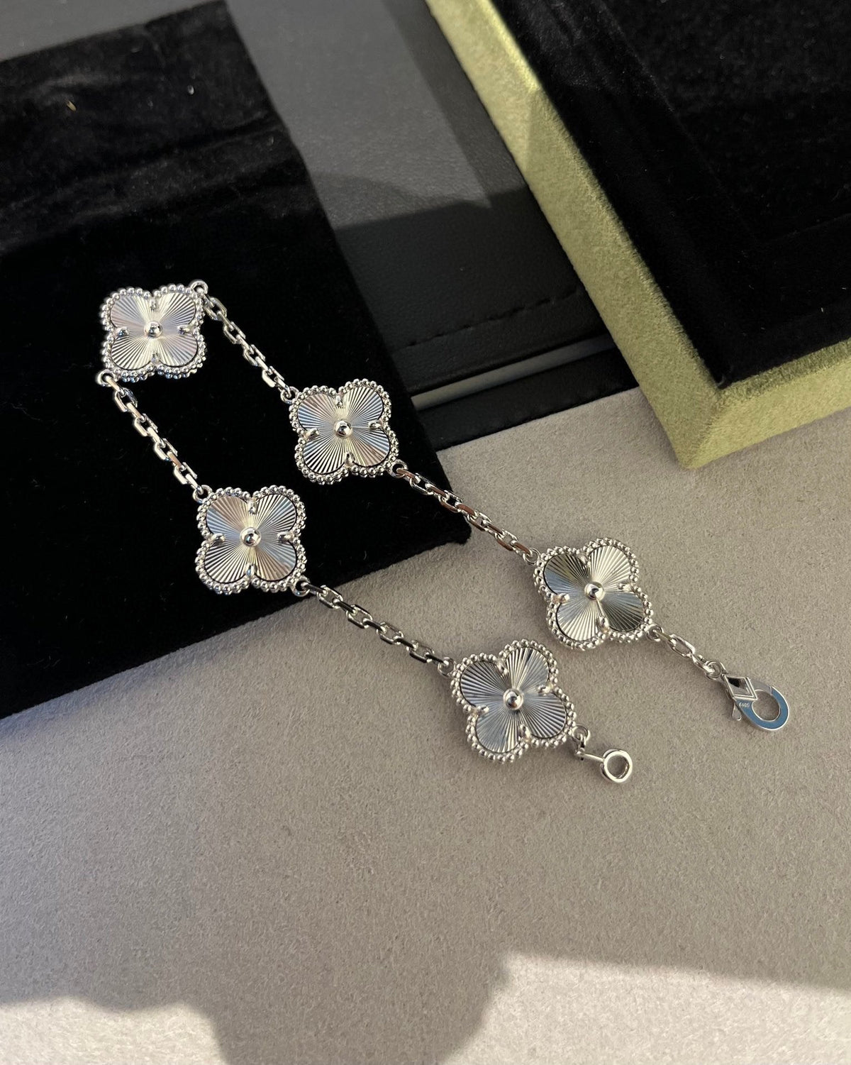 [Vera  Jewelry]LUCKY CLOVER 5-MOTIF BRACELET - LASER COLLECTION