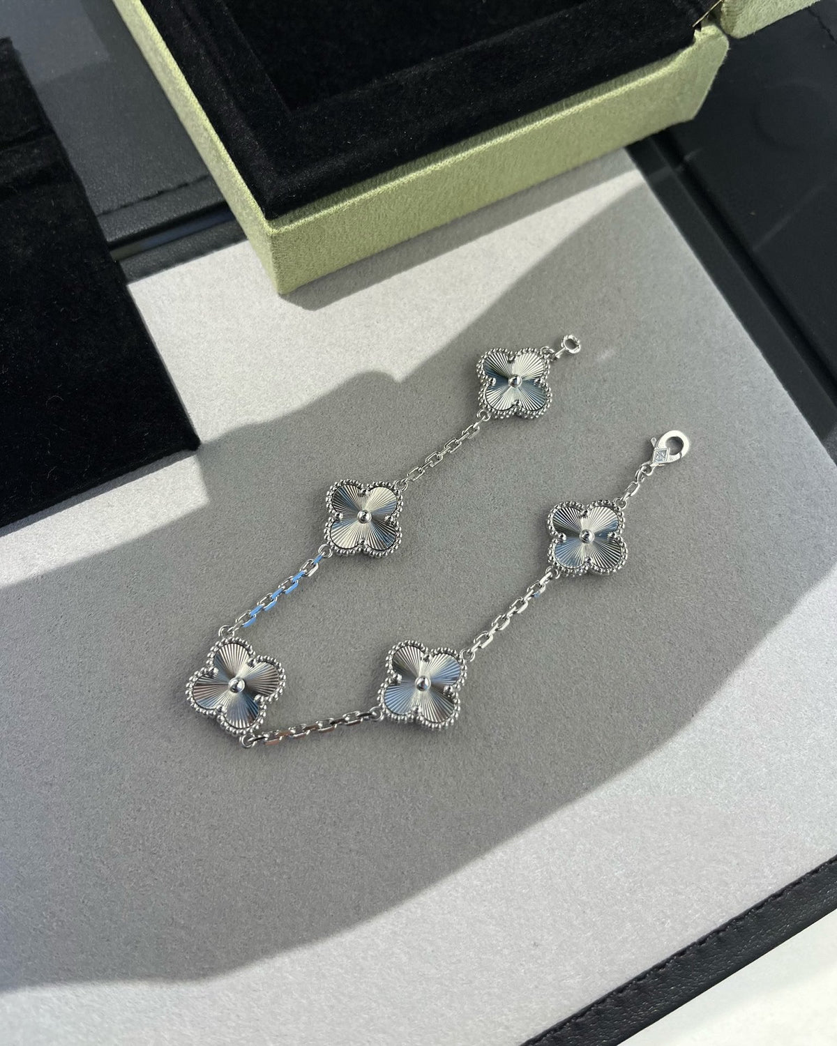 [Vera  Jewelry]LUCKY CLOVER 5-MOTIF BRACELET - LASER COLLECTION